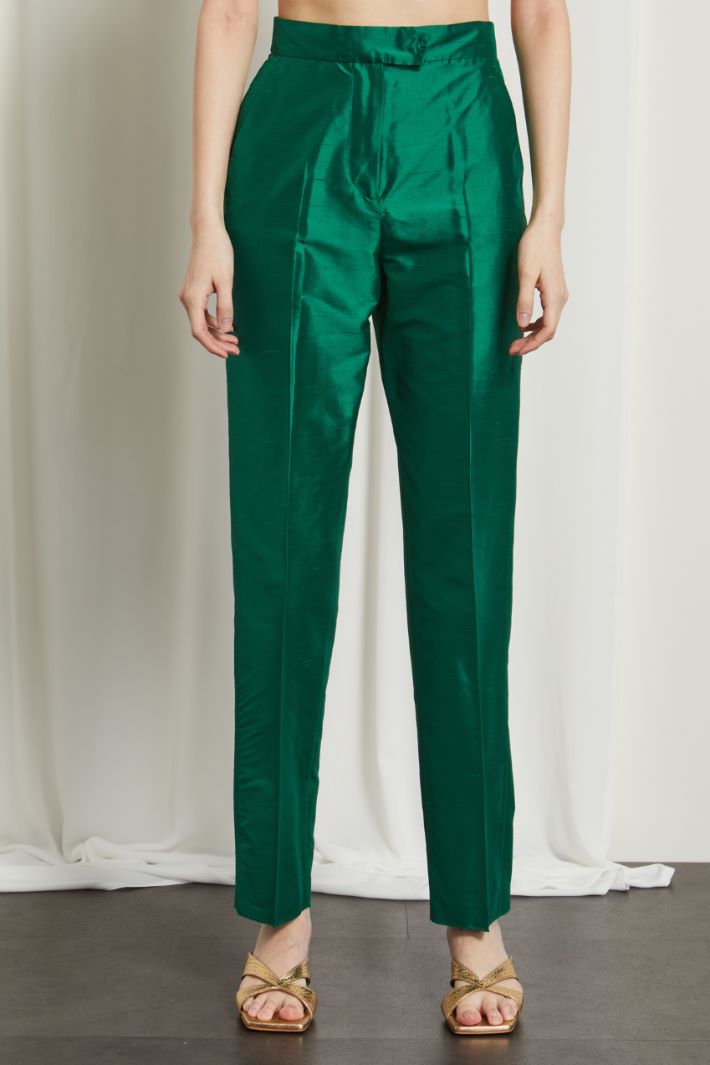 Pantaloni carrot in shantung Fashion Market