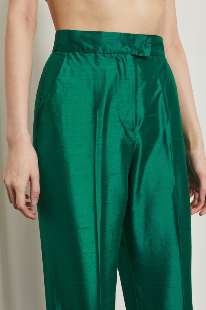 Pantaloni carrot in shantung Fashion Market