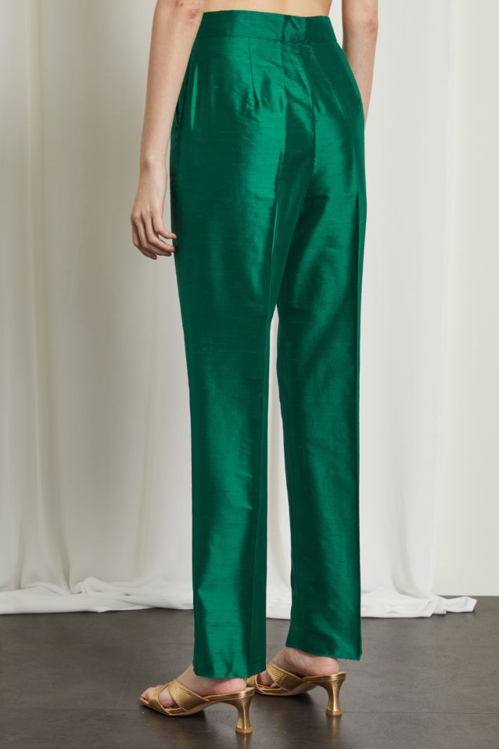 Pantaloni carrot in shantung Fashion Market