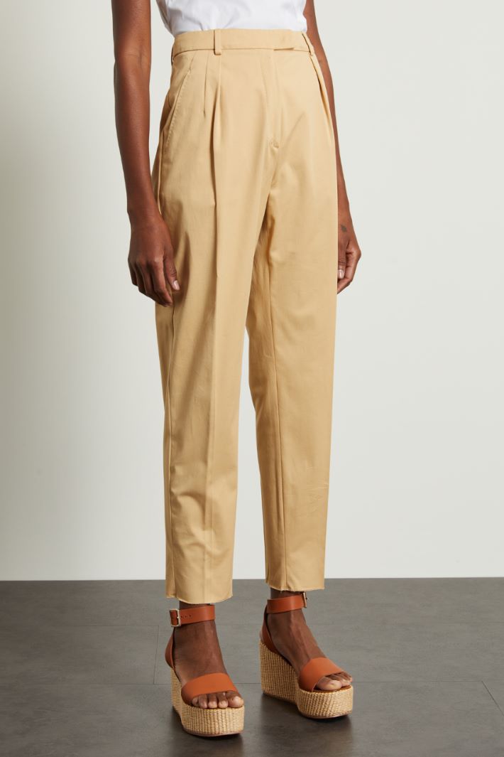 Pantaloni carrot in gabardina Fashion Market