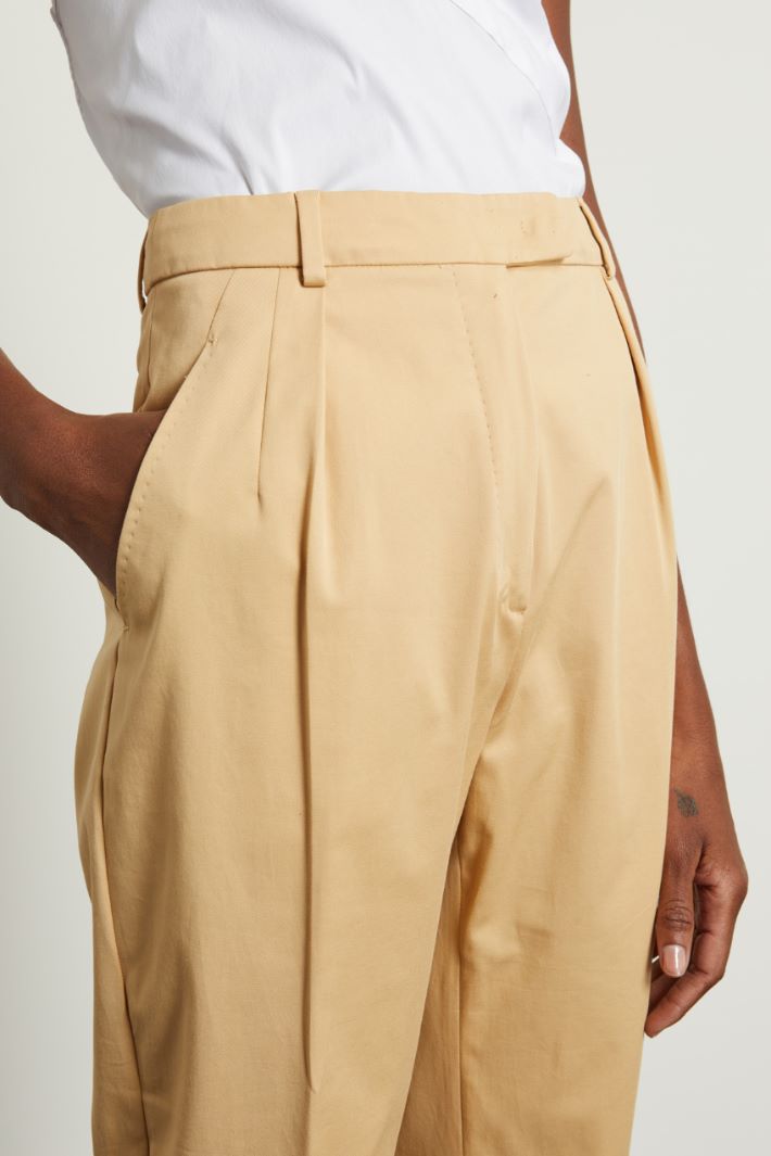 Pantaloni carrot in gabardina Fashion Market