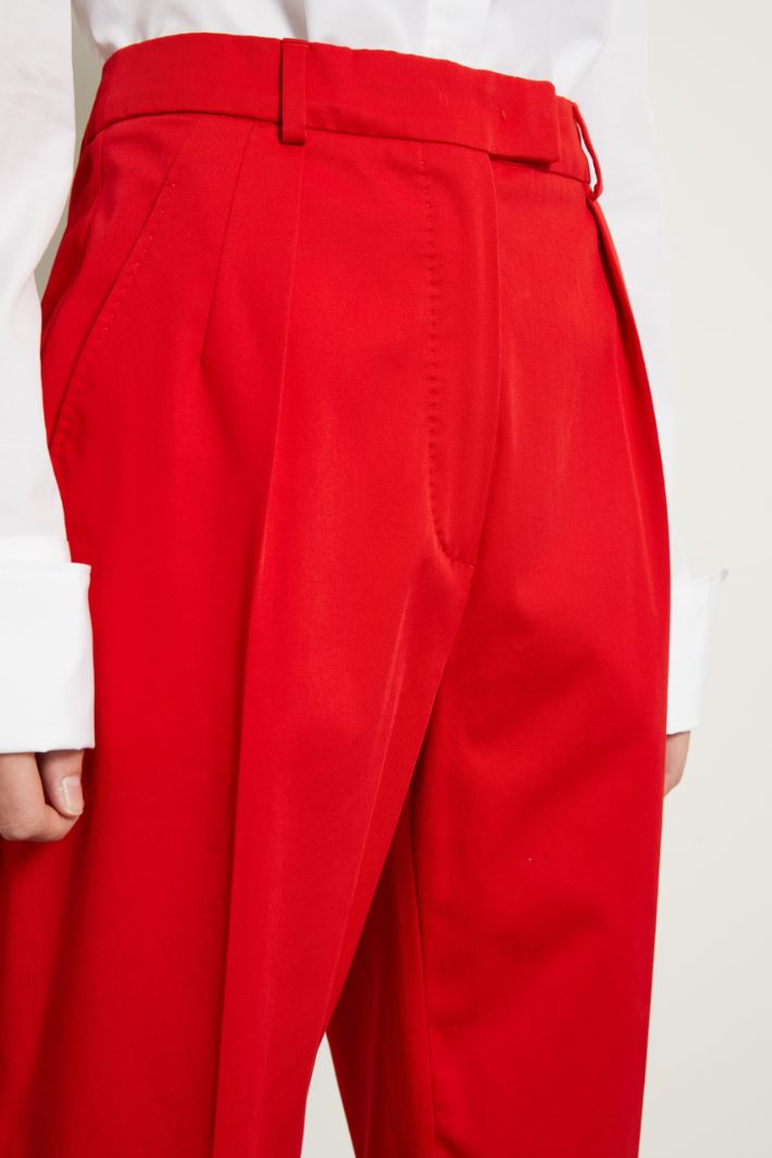 Pantaloni carrot in gabardina Fashion Market