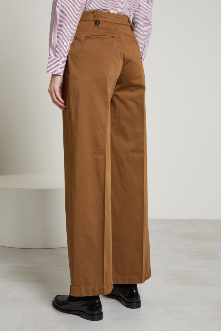 Pantaloni con bottoni a vista Fashion Market