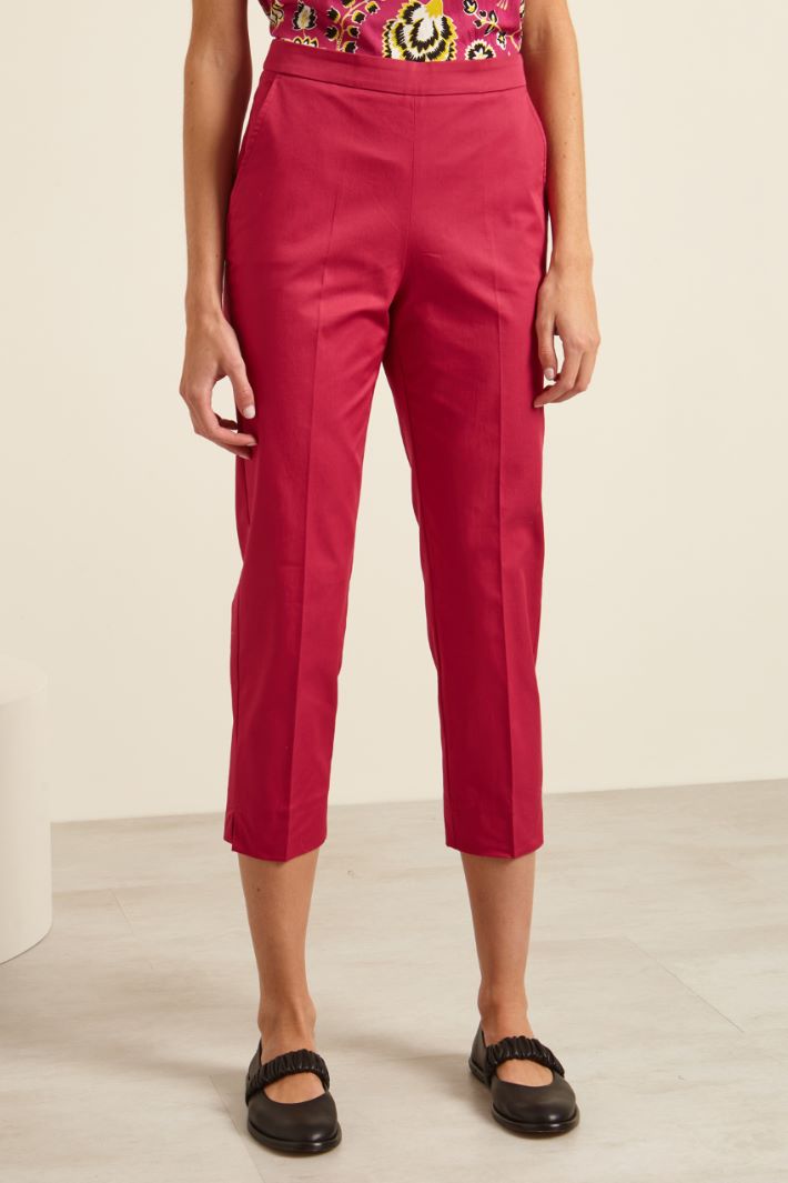 Pantaloni capri in gabardina Fashion Market