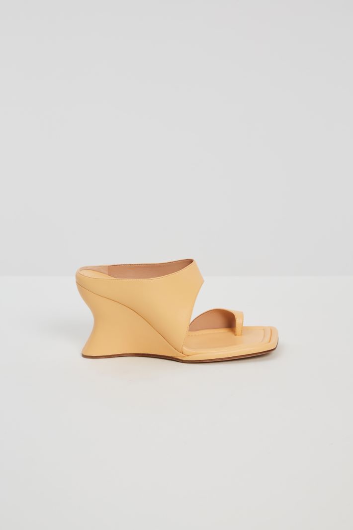 Sandali infradito con zeppa - ROSA PESCA - Fashion Market