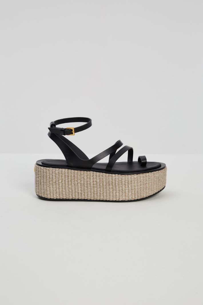 Sandali con zeppa in rafia - NERO SABBIA - Fashion Market