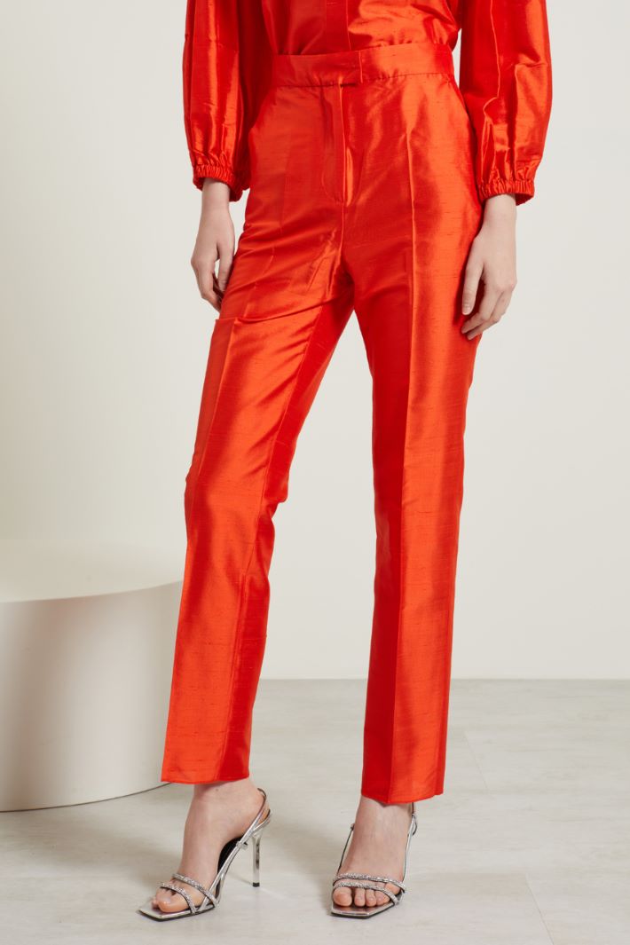 Pantaloni carrot in shantung Fashion Market - 2