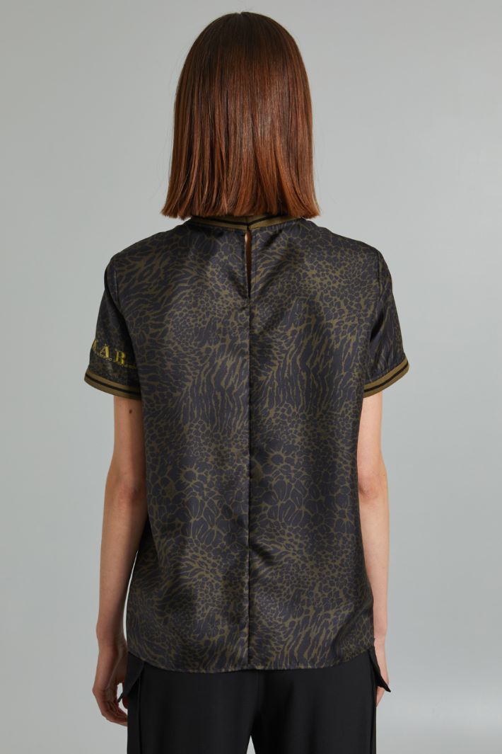 T-shirt in twill di pura seta - VERDE NERO GIALLO - Fashion Market - 4