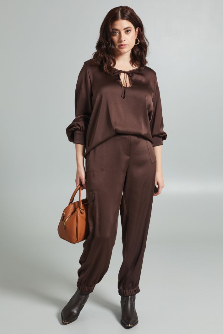 Pantaloni cargo in raso - MARRONE SCURO - Fashion Market