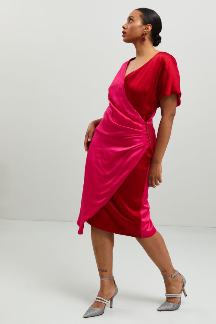 Abito in raso con drappeggio - FUCSIA ROSSO ARGENTO - Fashion Market - 2