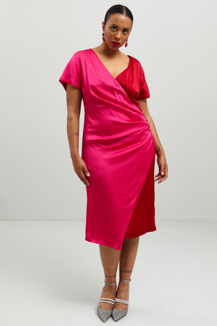 Abito in raso con drappeggio - FUCSIA ROSSO ARGENTO - Fashion Market