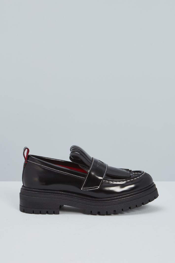Mocassini con maxi frangia - NERO ROSSO - Fashion Market