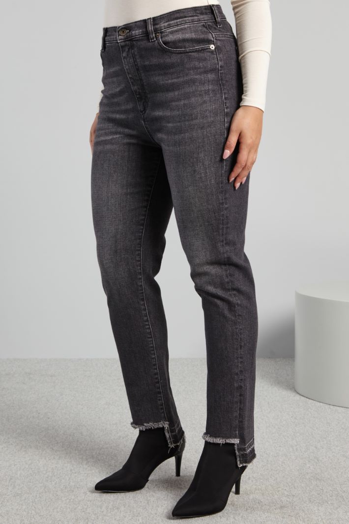 Jeans con fondo asimmetrico - GRIGIO SCURO - Fashion Market - 2