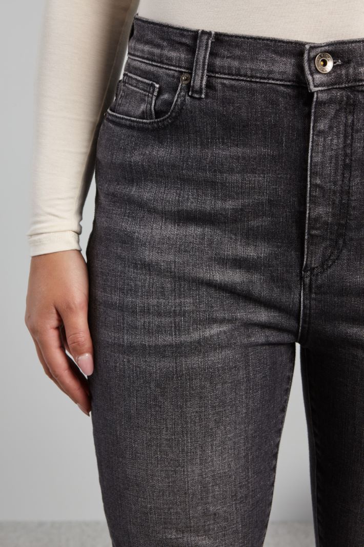 Jeans con fondo asimmetrico - GRIGIO SCURO - Fashion Market - 3