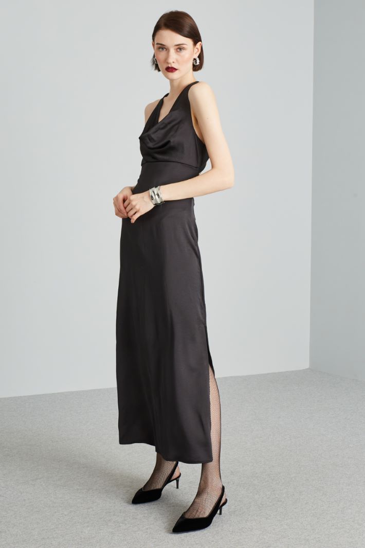 Abito lungo smanicato in raso - NERO - Fashion Market