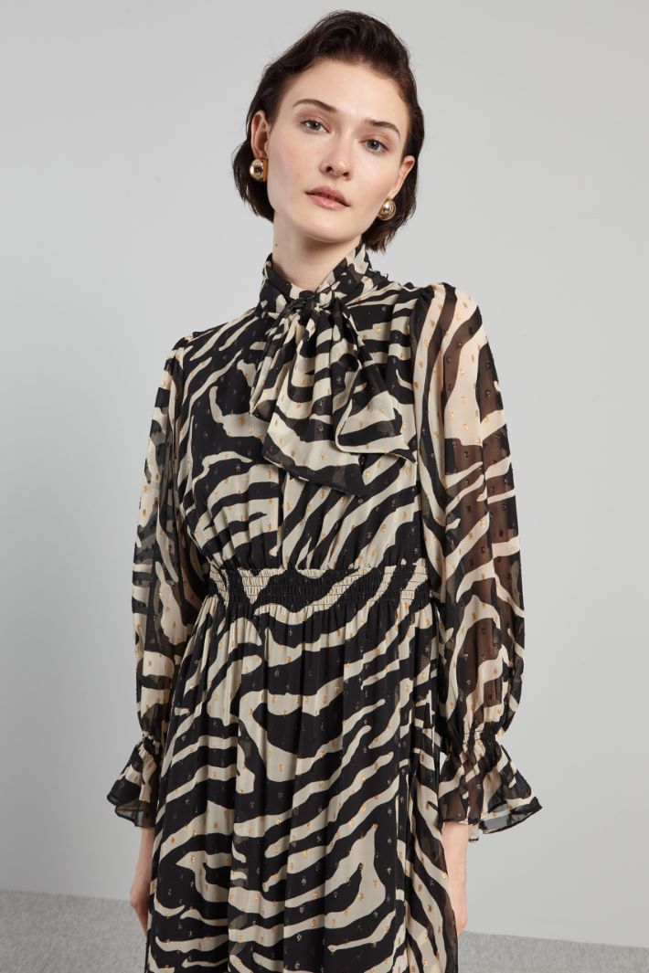 Abito con collo a foulard - NERO ECRU ORO - Fashion Market - 3