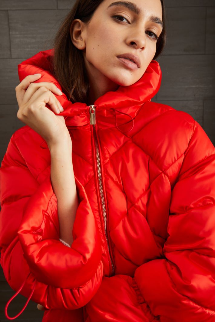 Imbottito corto con cappuccio - ROSSO FUOCO - Fashion Market - 3