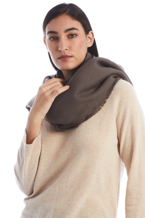 Stola con bordi sfrangiati - Fashion Market