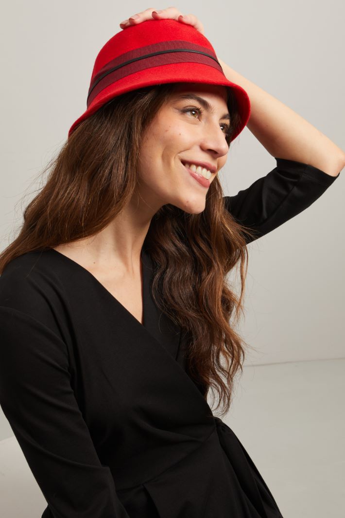 Cloche in lana con nastro - ROSSO NERO - Fashion Market