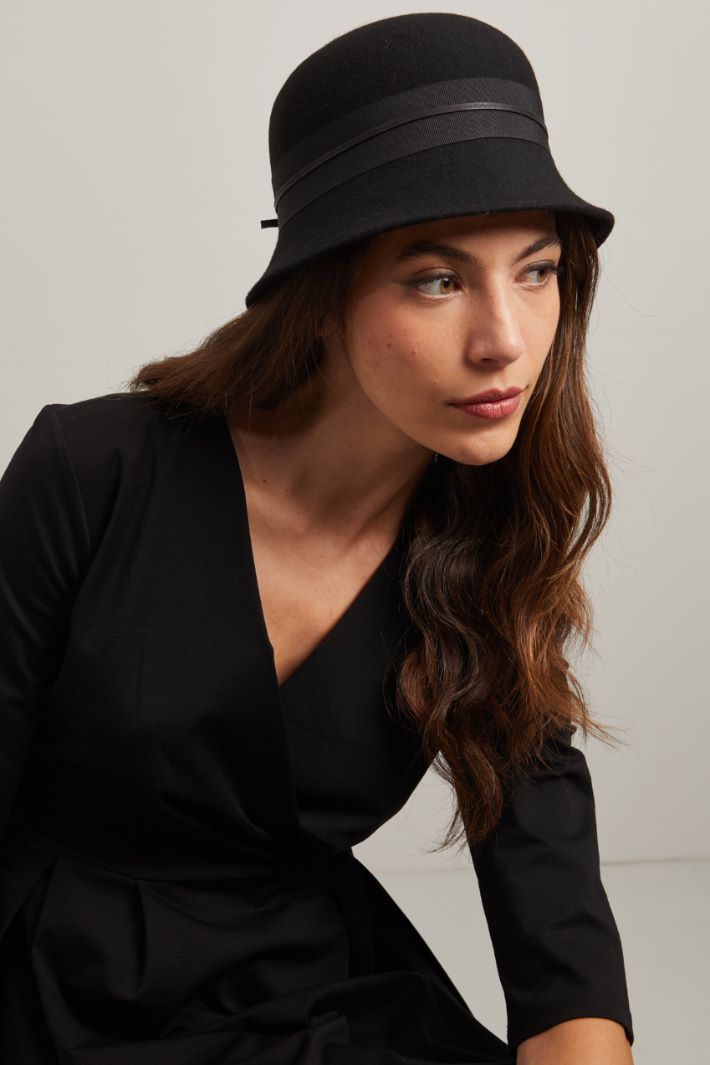 Cloche in lana con nastro - NERO - Fashion Market