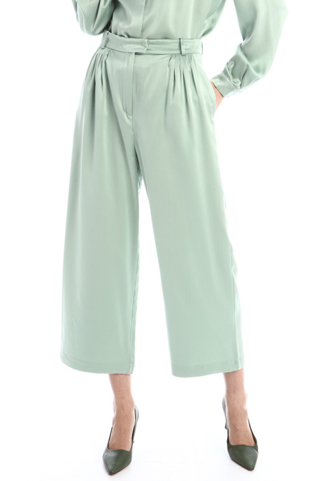 Pantaloni cropped in raso - Fashion Market